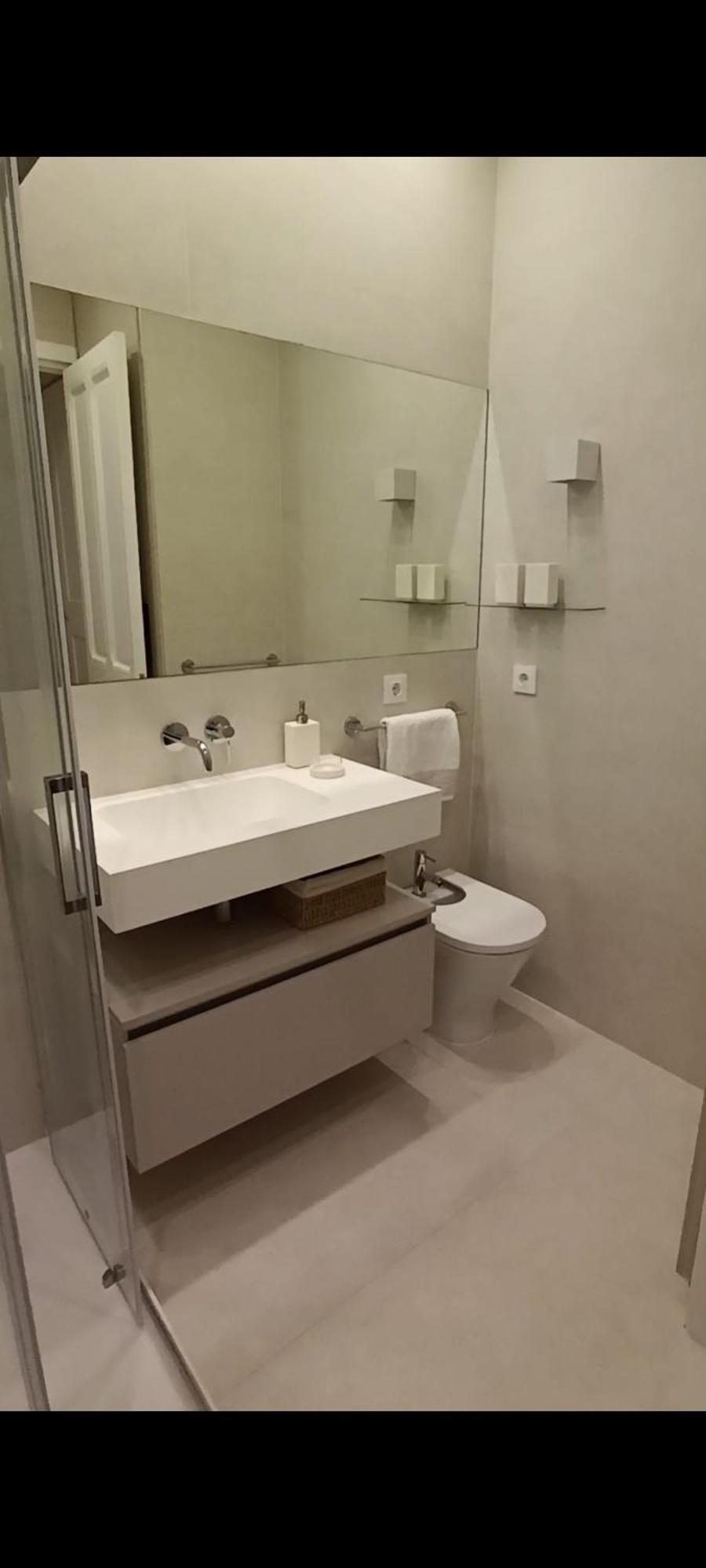 Piso Reformado De 2 Y 2 Banos * Madrid